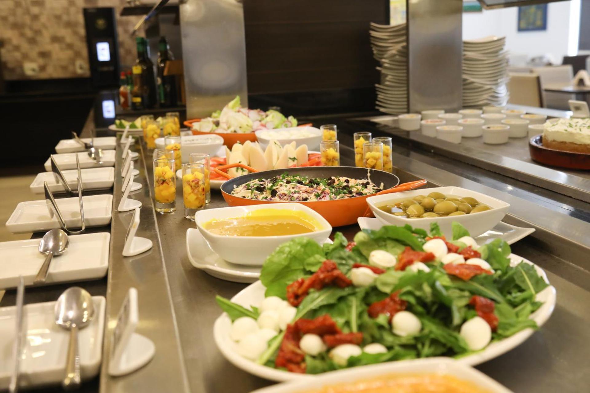Tryp By Wyndham Ribeirao Preto Hotel Eksteriør billede A salad bar