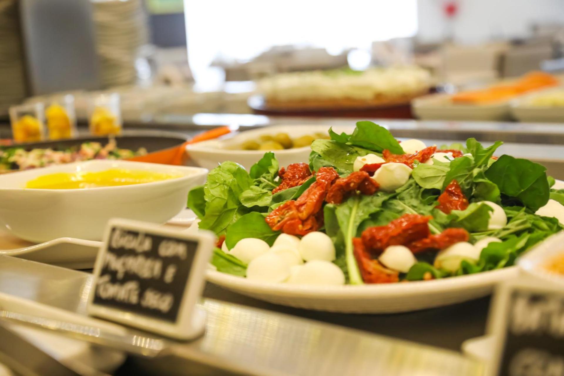 Tryp By Wyndham Ribeirao Preto Hotel Eksteriør billede A salad with sun-dried tomatoes