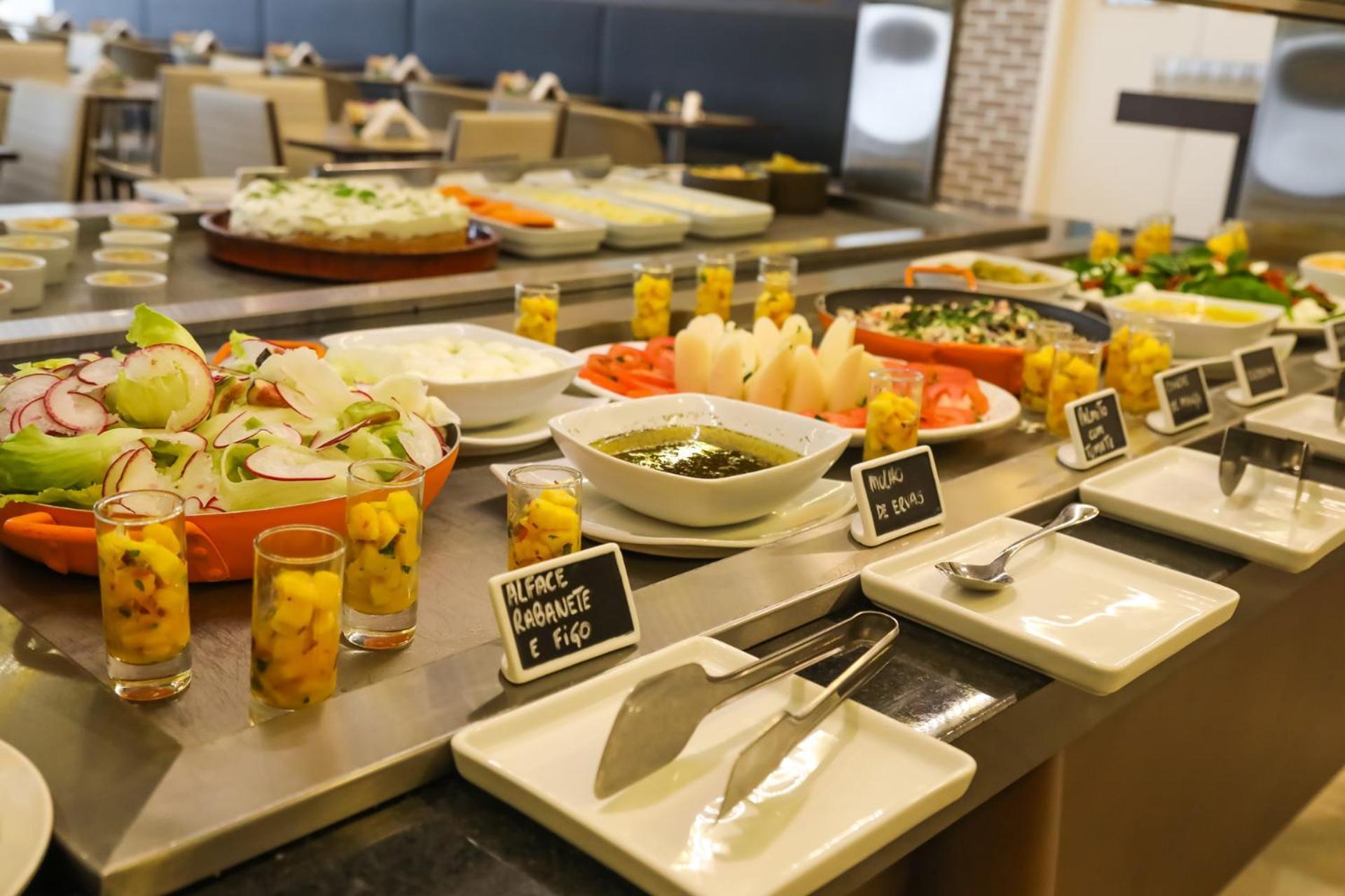 Tryp By Wyndham Ribeirao Preto Hotel Eksteriør billede A salad bar