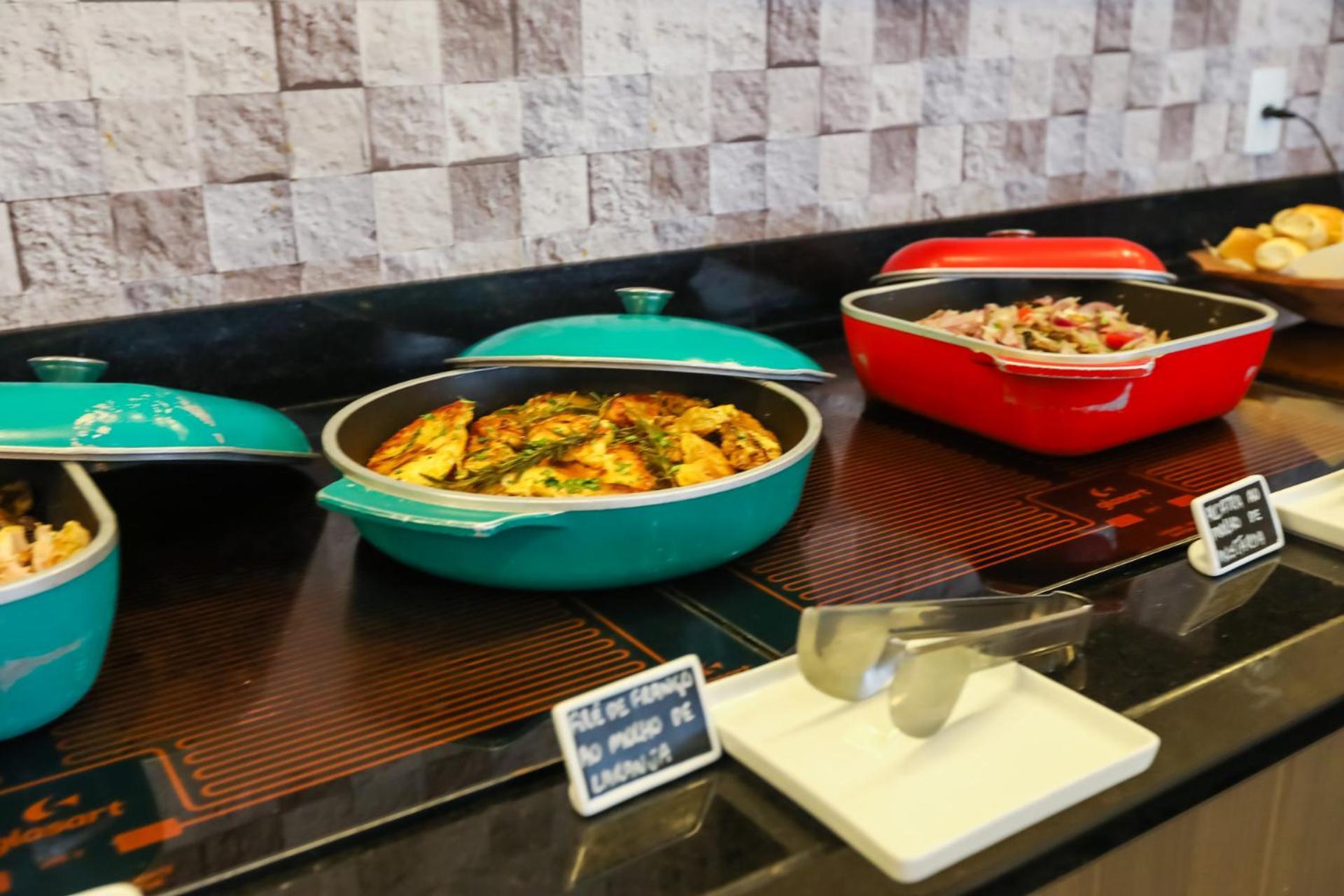 Tryp By Wyndham Ribeirao Preto Hotel Eksteriør billede Indian food at a buffet