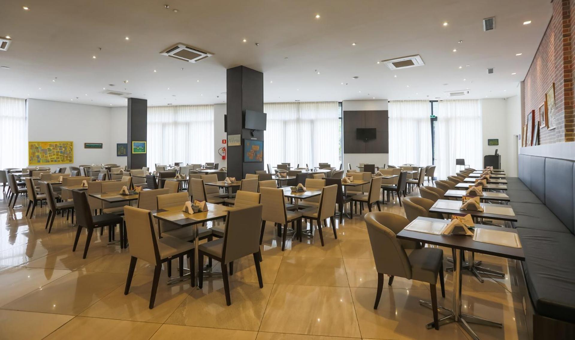 Tryp By Wyndham Ribeirao Preto Hotel Eksteriør billede The dining room at the airport