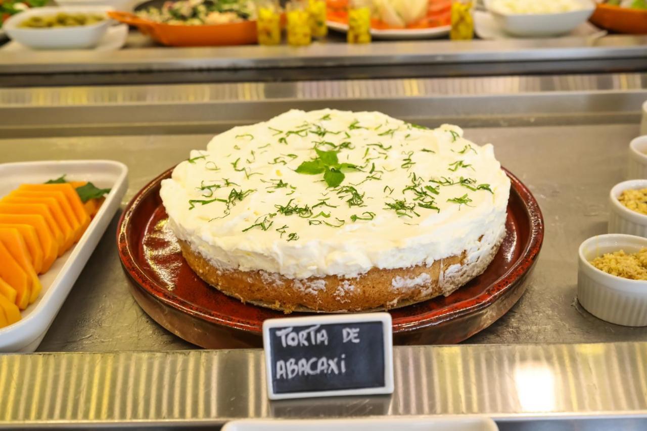 Tryp By Wyndham Ribeirao Preto Hotel Eksteriør billede A cake made with abacaxi