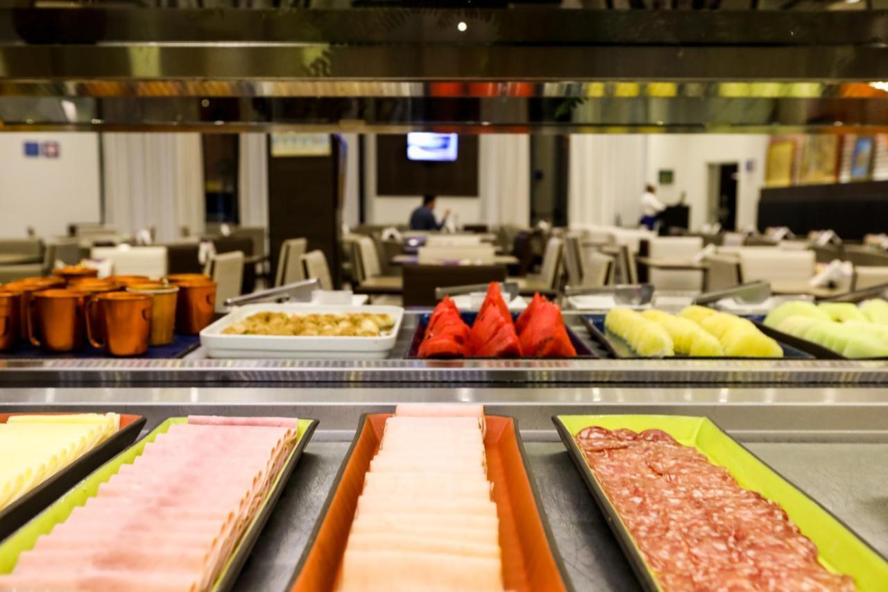Tryp By Wyndham Ribeirao Preto Hotel Eksteriør billede A buffet at a hotel